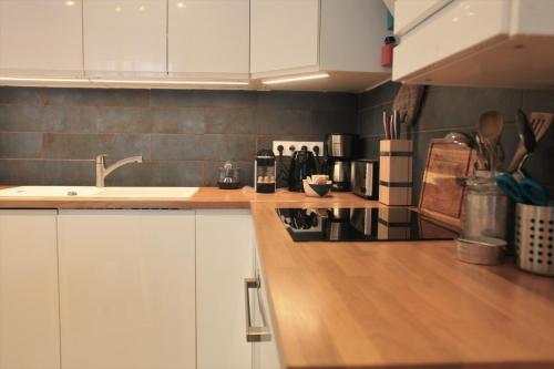 Η κουζίνα ή μικρή κουζίνα στο Hotegam agency, 70 rue Thiers Championnet, close SNCF, new & design, 2 bedrooms, 1 office