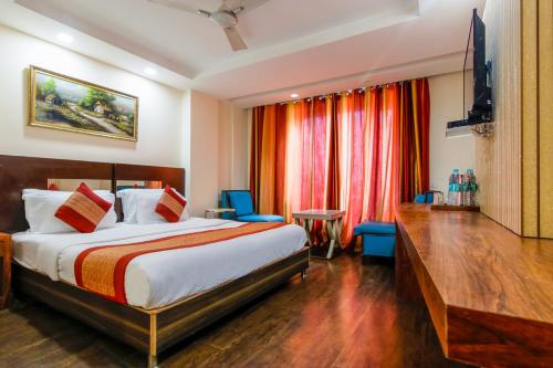 Habitación de hotel con cama y TV en Hotel NEU Villa Newly Built New Delhi, en Nueva Delhi