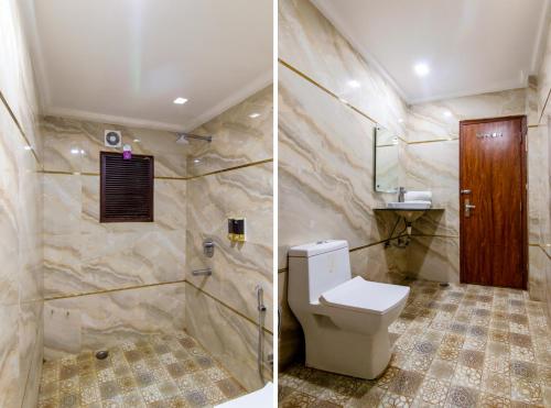 2 fotos de un baño con aseo y ducha en Hotel NEU Villa Newly Built New Delhi, en Nueva Delhi