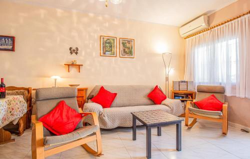 ein Wohnzimmer mit einem Sofa und roten Kissen in der Unterkunft 2 Bedroom Nice Home In La Florida in La Florida