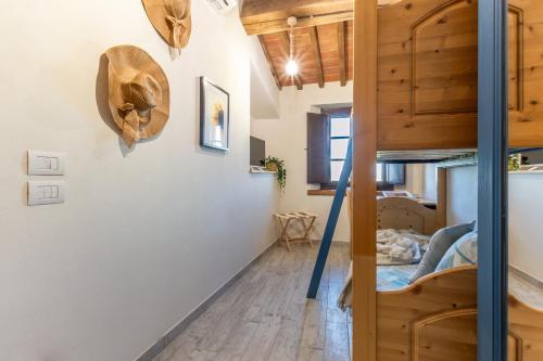 Postel nebo postele na pokoji v ubytování Sunflower con vista su Siena
