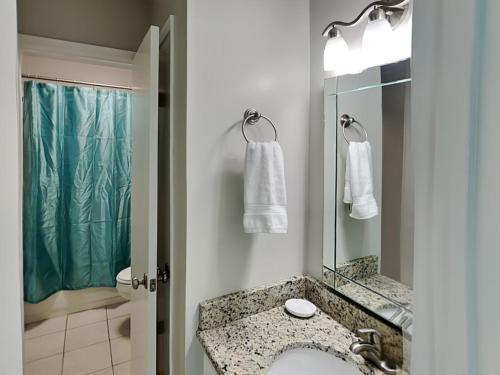 ガルフ・ショアーズにあるThe Sands #120の洗面台とシャワー付きのバスルーム