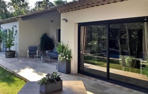 une terrasse avec portes coulissantes en verre dans une maison dans l'établissement Villa Des Vincenty, à Uchaux