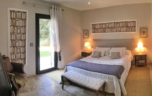 um quarto com uma cama grande e uma janela grande em Villa Des Vincenty em Uchaux