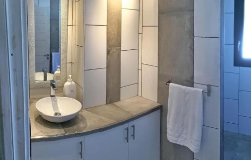 uma casa de banho com um lavatório e um espelho em Villa Des Vincenty em Uchaux