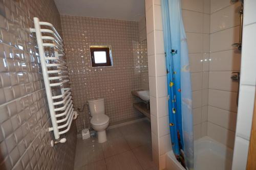 a small bathroom with a toilet and a window at Domyletnie Sarbinowo 8e dom 86m2 z ogrodzoną działką in Sarbinowo
