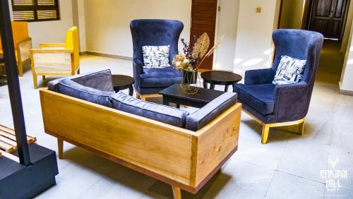 Khu vực ghế ngồi tại Enkipai Hill Hotel