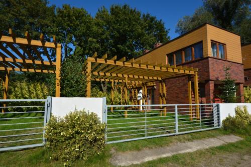 Domyletnie Sarbinowo 8e dom 86m2 z ogrodzoną działką