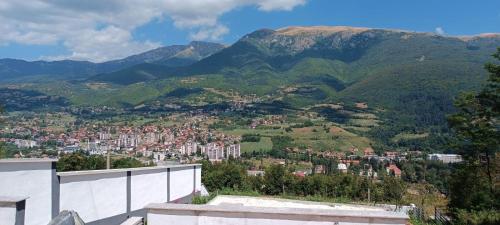 Blick auf eine Stadt mit Bergen im Hintergrund in der Unterkunft Villa SHAMS in Travnik