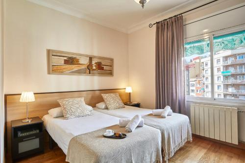 Postel nebo postele na pokoji v ubytování BBarcelona Gaudí Avenue Flat