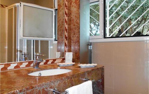 uma casa de banho com um lavatório e uma janela em Amazing Home In Tossa De Mar With Outdoor Swimming Pool em Tossa de Mar