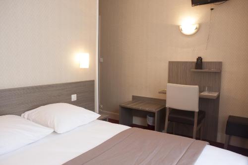 En eller flere senge i et værelse på Hôtel Eiffel Kensington