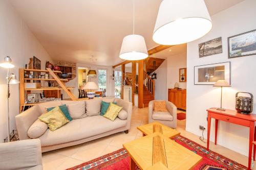 un salon avec un canapé et une table dans l'établissement Maison - Casa Li Re - Albi, à Albi