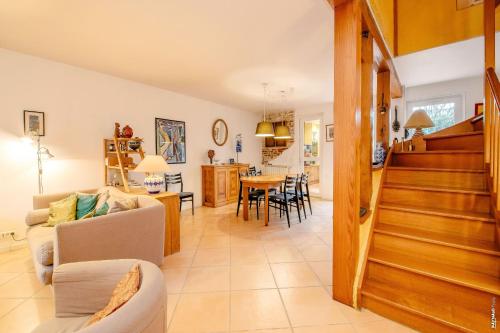 un salon avec un canapé et une table dans l'établissement Maison - Casa Li Re - Albi, à Albi