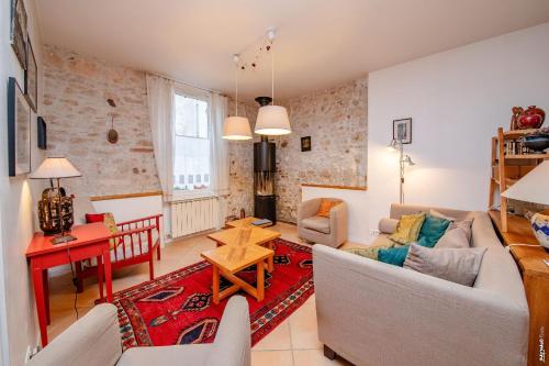 un salon avec un canapé et une table dans l'établissement Maison - Casa Li Re - Albi, à Albi