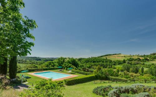 ポッジボンシにあるRelais Antico Borgo San Lorenzoの庭園とスイミングプールの外側の景色を望めます。