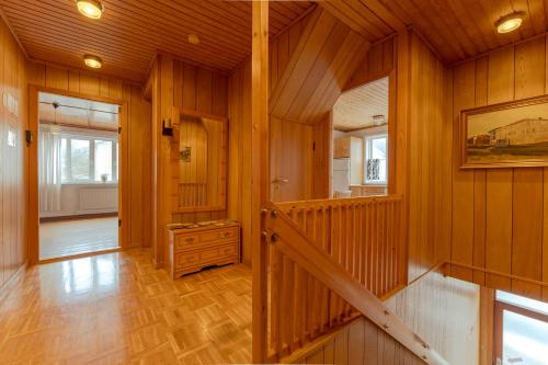 un pasillo de madera con una escalera en una casa en The Cookie Store Guesthouse en Tórshavn