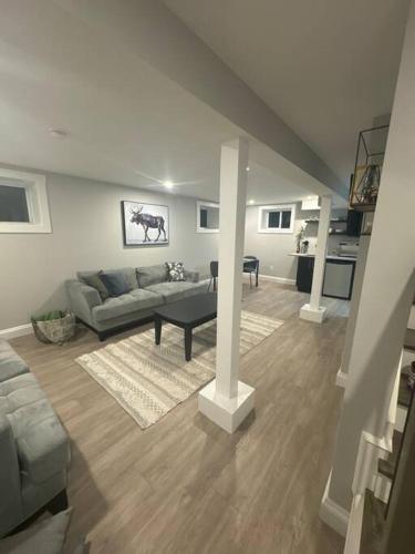 uma sala de estar com um sofá e uma mesa em Private Basement Suite in Halifax em Halifax