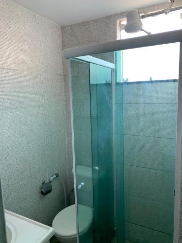 y baño con ducha de cristal y aseo. en Favela Musique Hostel, en Río de Janeiro