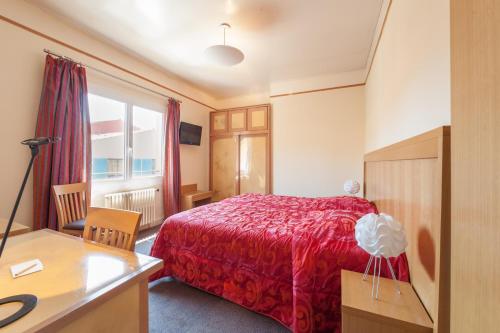 Ένα ή περισσότερα κρεβάτια σε δωμάτιο στο Hotel Le Provencal LogisHotels