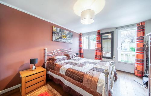 1 dormitorio con 1 cama, vestidor y ventanas en Beautiful Home In Juvisy-sur-orge With Kitchen, en Juvisy-sur-Orge