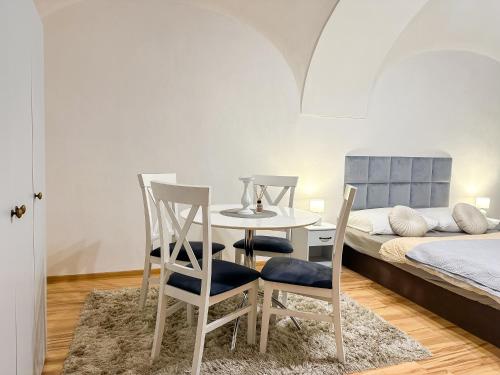 Habitación con mesa, sillas y cama en Old Town apt. A/C and parking, en Banská Bystrica