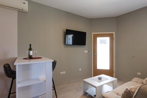 ein Wohnzimmer mit einem Sofa und einem Tisch in der Unterkunft Apartments Harriet in Dubrovnik
