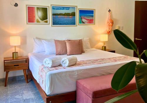 a bedroom with a large white bed with two lamps at Casa Ekinox in Petkanché