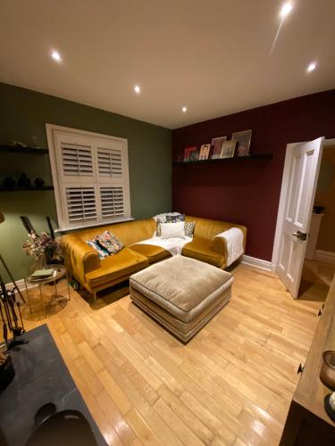 un soggiorno con divano, divano e tavolo di Beautiful Period Victorian Home Quirky & Charming a Handforth