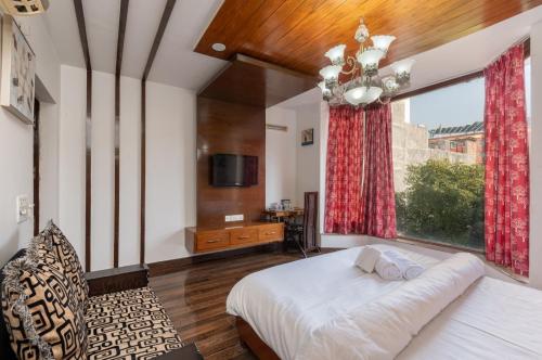 1 dormitorio con cama y ventana grande en Saavi Hotel Huda City Centre, en Gurgaon