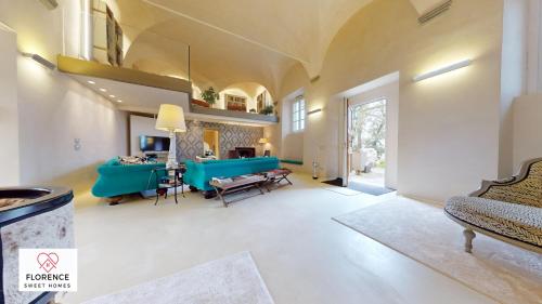 ein großes Wohnzimmer mit einem Sofa und einem Tisch in der Unterkunft VILLA PASSERINI in Scandicci