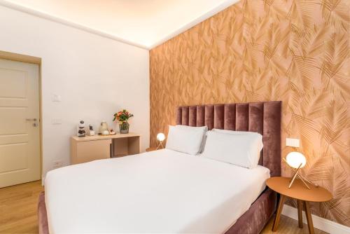 um quarto com uma cama grande e uma parede de madeira em Hotel Ginori Al Duomo em Florença
