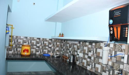 uma cozinha com uma piscina e uma parede de azulejos em Indra Apartment em Varanasi