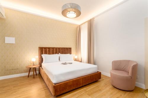 un dormitorio con una cama y una silla en Hotel Ginori Al Duomo, en Florencia