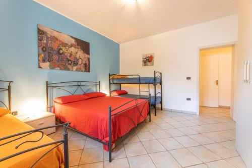 - une chambre avec 2 lits superposés dans l'établissement Villa Estro del Sud, à Gagliano del Capo