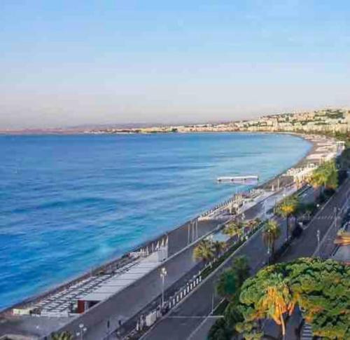- une vue aérienne sur la plage et l'océan dans l'établissement Studio centre ville de Nice à 200m de la plage, à Nice