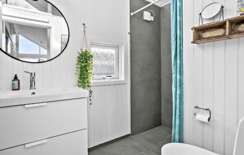 Et badeværelse på 2 Bedroom Lovely Home In Fredericia