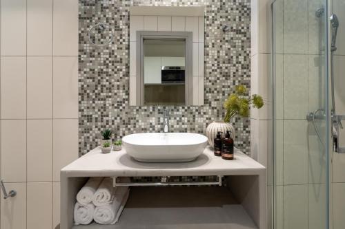 een badkamer met een wastafel en een glazen douche bij Classy 103 Studio apartment in the heart of Athens in Athene