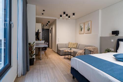 een slaapkamer met een bed en een woonkamer bij Classy 103 Studio apartment in the heart of Athens in Athene