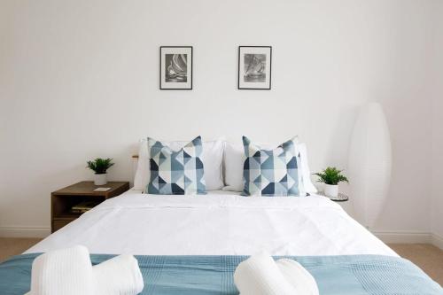 Ένα ή περισσότερα κρεβάτια σε δωμάτιο στο Modern & stylish seaside family home