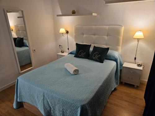 - une chambre avec un lit doté d'une couverture bleue et d'un miroir dans l'établissement Apartamento Gran Via Madrid W8.1, à Madrid