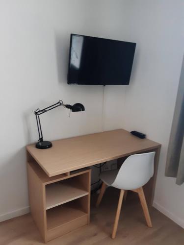 a wooden desk with a lamp and a chair at Le confort à deux pas clinique de l union *WIFI* in Saint-Jean
