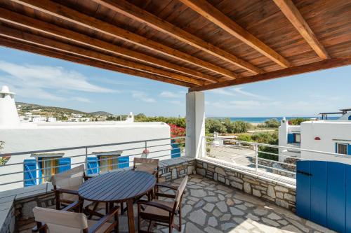 un balcone con tavolo e sedie e vista sull'oceano di Maria's Village Two Bedroom House 1 ad Aliki