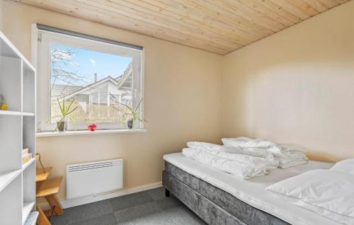 Ένα ή περισσότερα κρεβάτια σε δωμάτιο στο Nice Home In Haderslev With Kitchen