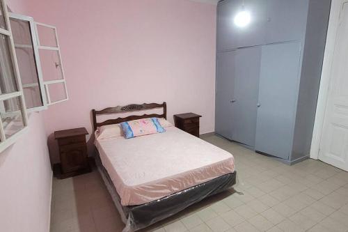 ein Schlafzimmer mit einem Bett und zwei Nachttischen in der Unterkunft Casa Quinta El Romance 5100m2 in La Reja