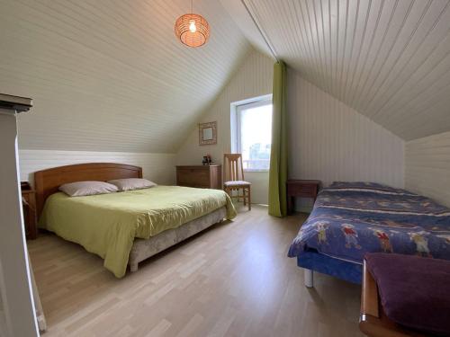 - une chambre avec un lit et une fenêtre mansardée dans l'établissement 659 - Charmante maison en pierres, dans le centre d'Erquy,, à Erquy