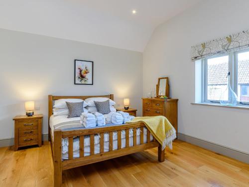 - une chambre avec un lit et des serviettes dans l'établissement Tull, à Dyrham