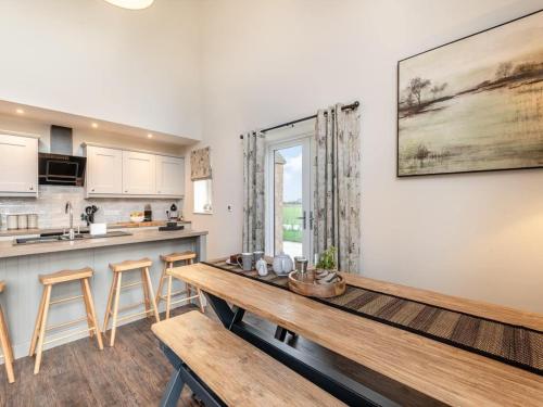 uma cozinha com uma mesa de madeira e um balcão em Pippin em Spilsby