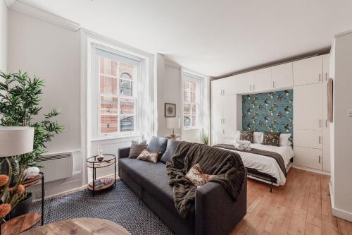 a living room with a couch and a bed at Covent Garden Stay in London