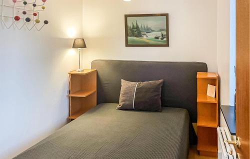 Cama en habitación con almohada en Gorgeous Apartment In Hyltebruk With Kitchen en Hyltebruk